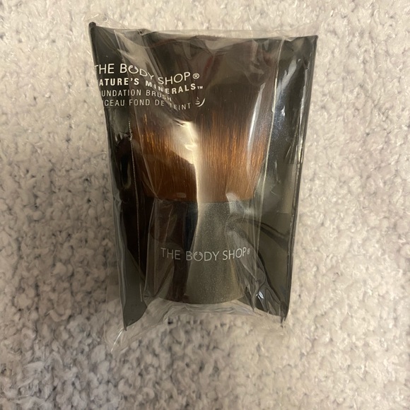 The Body Shop Mineral Powder Foundation Brush (high quality Kabuki Brush) - Picture 14 of 14